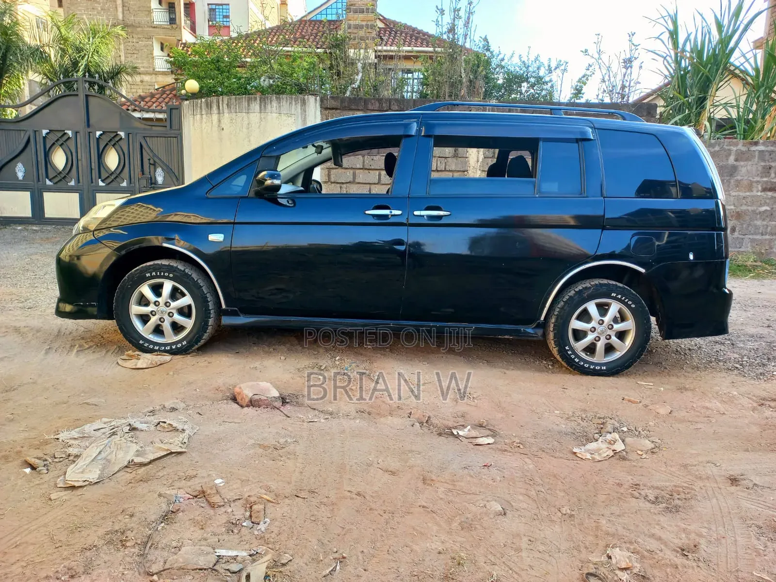 Toyota ISIS 2014 Black
