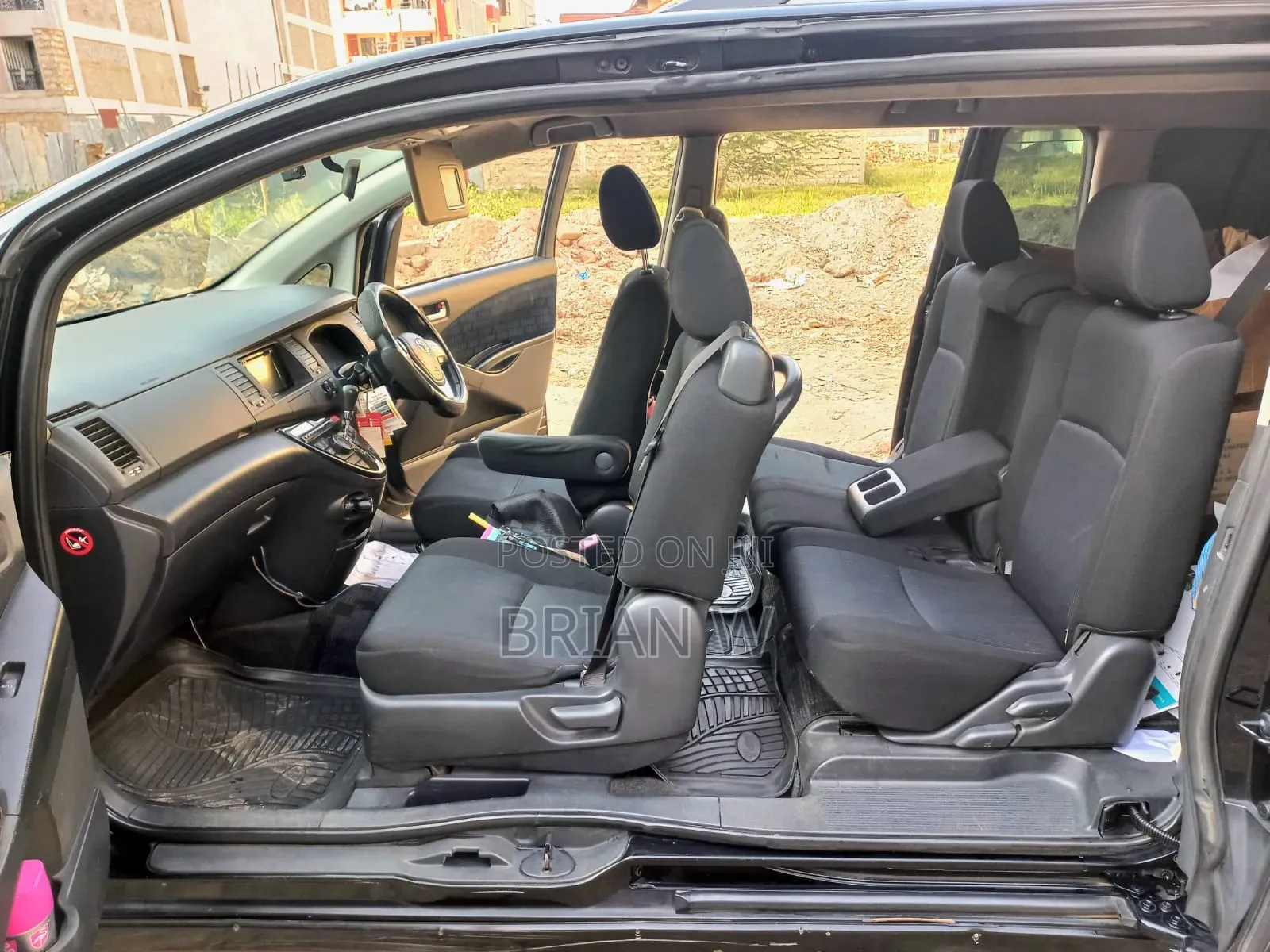 Toyota ISIS 2014 Black