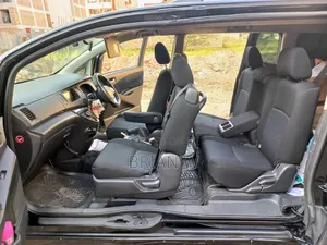 Toyota ISIS 2014 Black