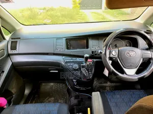 Toyota ISIS 2014 Black