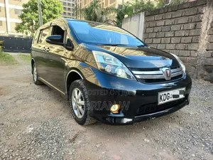Toyota ISIS 2014 Black