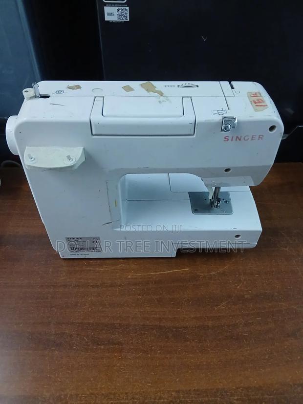Singer Sewing Machine - main view