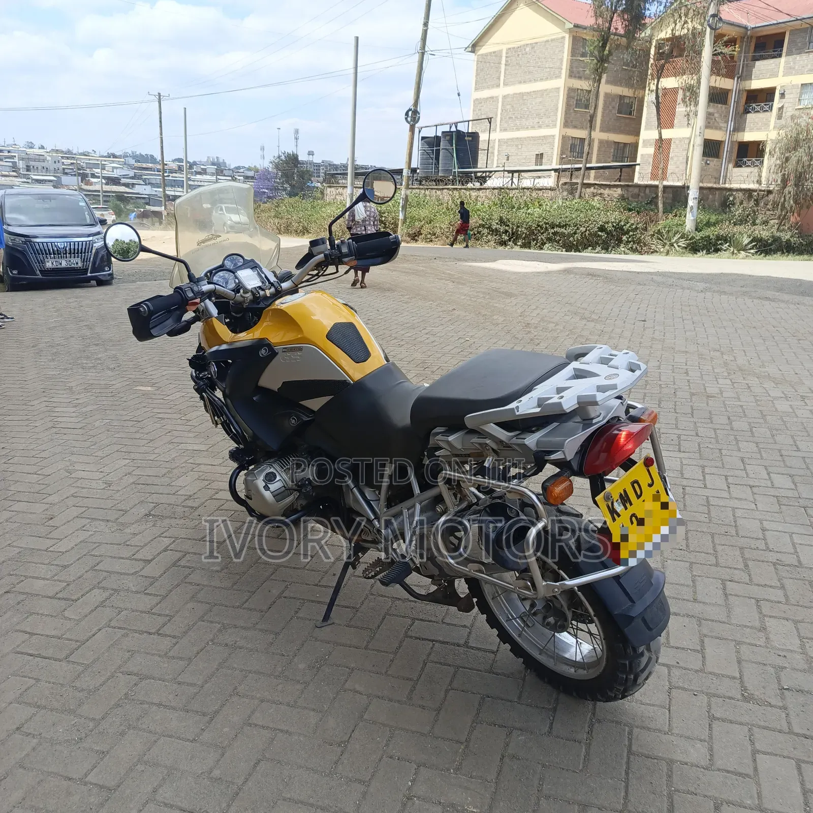 BMW 1200 2011 Yellow