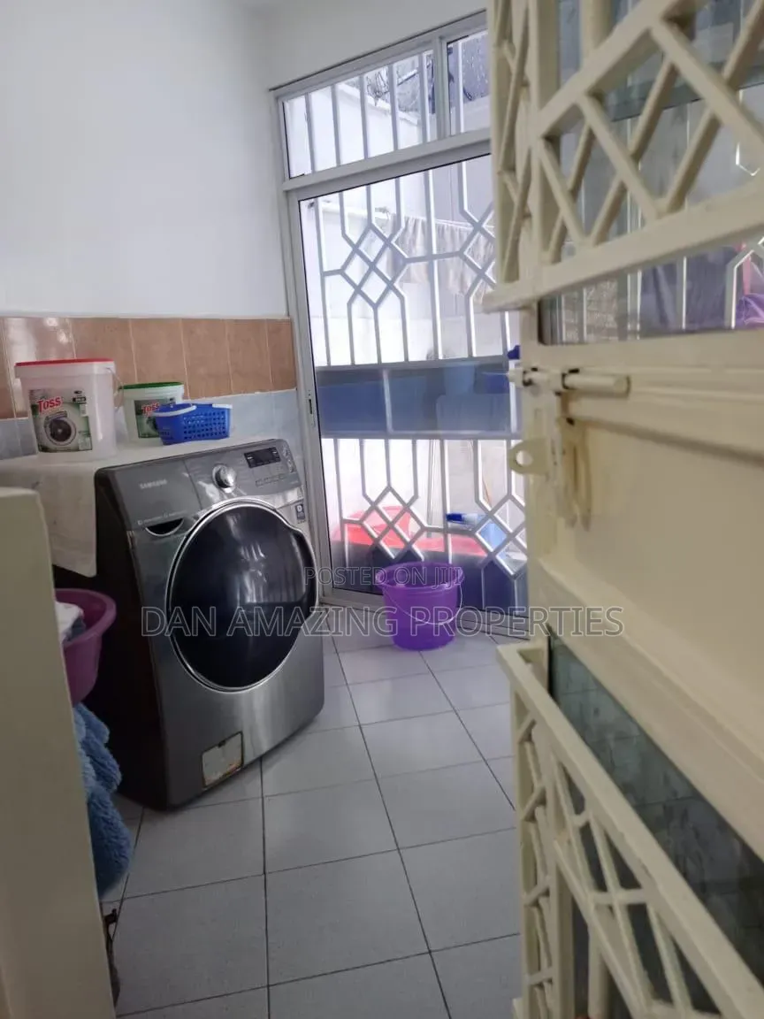 6bdrm Townhouse/Terrace in Sossian Estate, Komarock for sale