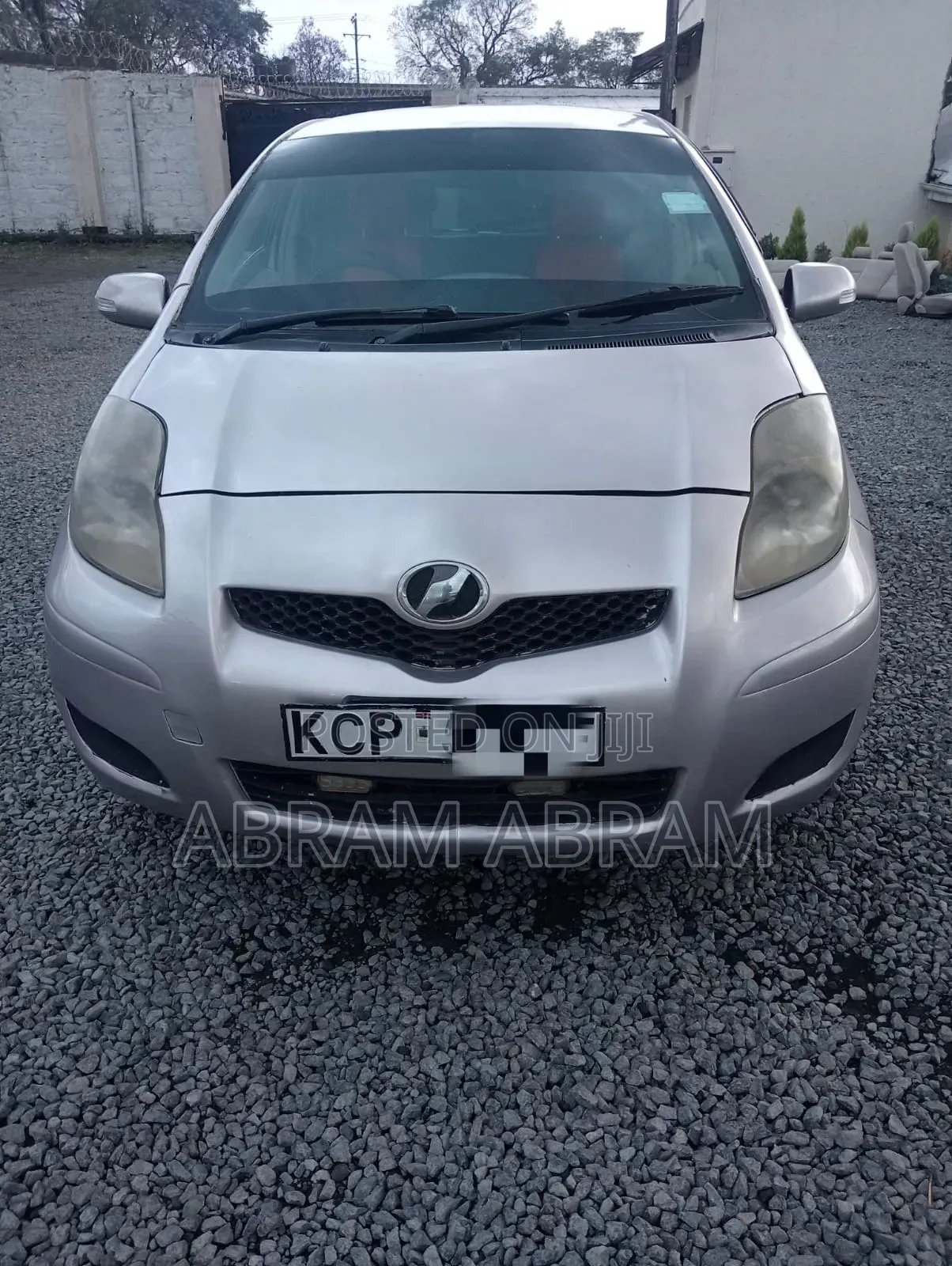 Toyota Vitz 2009 Silver