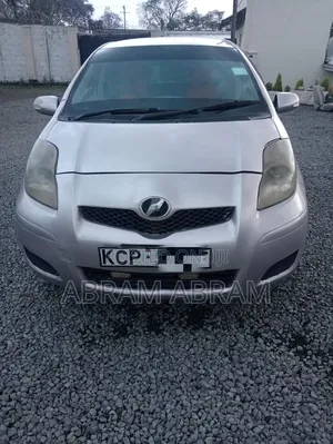 Toyota Vitz 2009 Silver