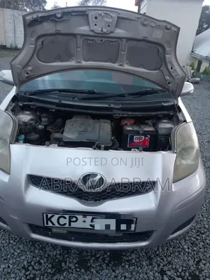 Toyota Vitz 2009 Silver