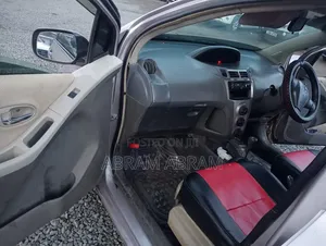 Toyota Vitz 2009 Silver