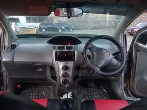 Toyota Vitz 2009 Silver