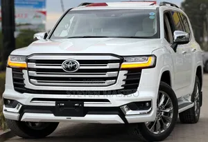 Toyota Land Cruiser LC300 2023 White