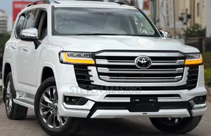 Toyota Land Cruiser LC300 2023 White