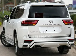 Toyota Land Cruiser LC300 2023 White