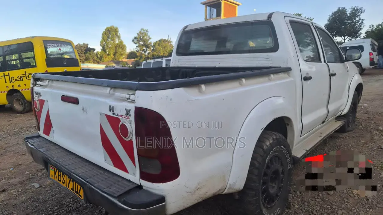 Toyota Hilux 2010 White