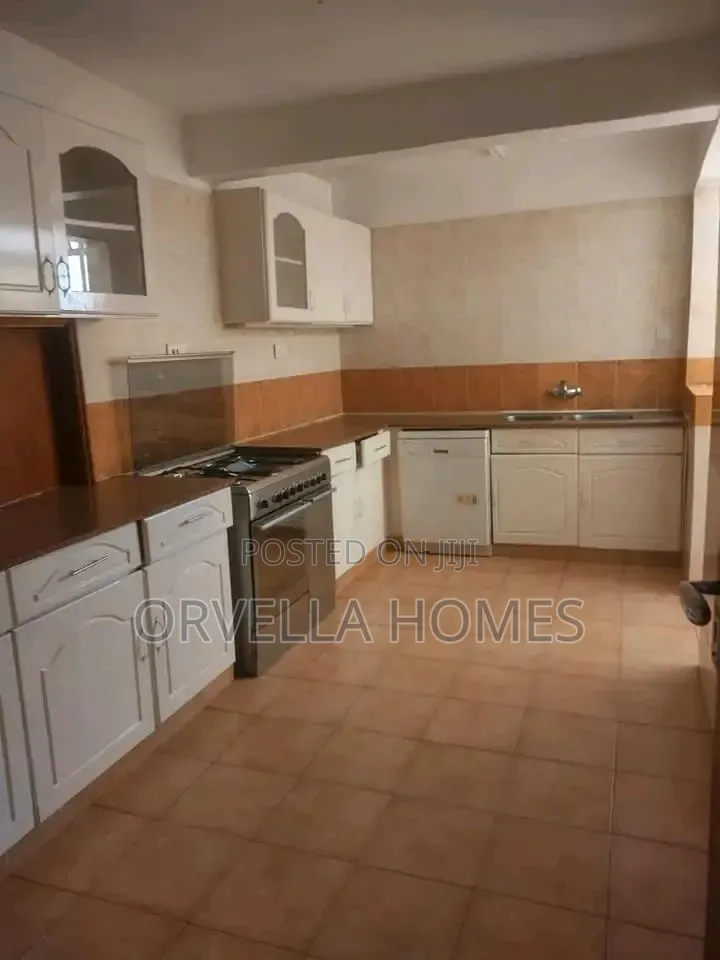 4bdrm Penthouse in Riara Road, Hurlingham for rent