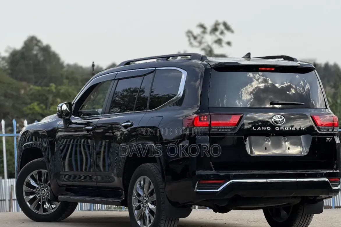 Toyota Land Cruiser LC300 2023 Black
