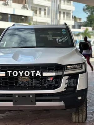 Toyota Land Cruiser LC300 2023 White