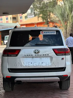 Toyota Land Cruiser LC300 2023 White