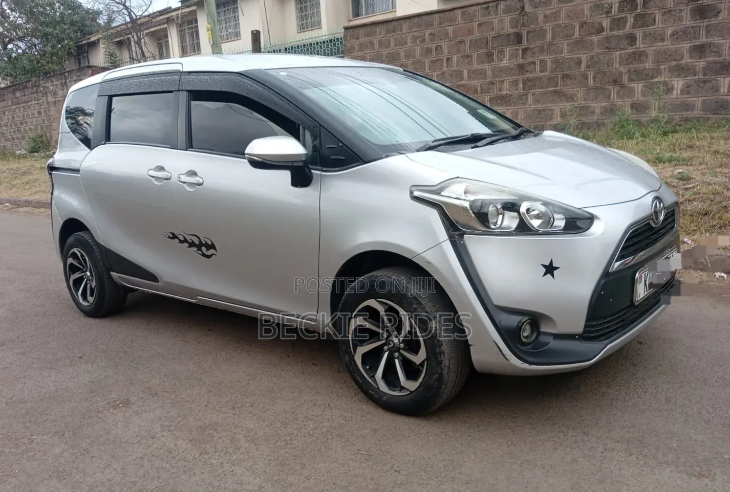 Toyota Sienta 2017 Silver