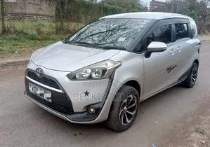 Toyota Sienta 2017 Silver