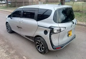 Toyota Sienta 2017 Silver