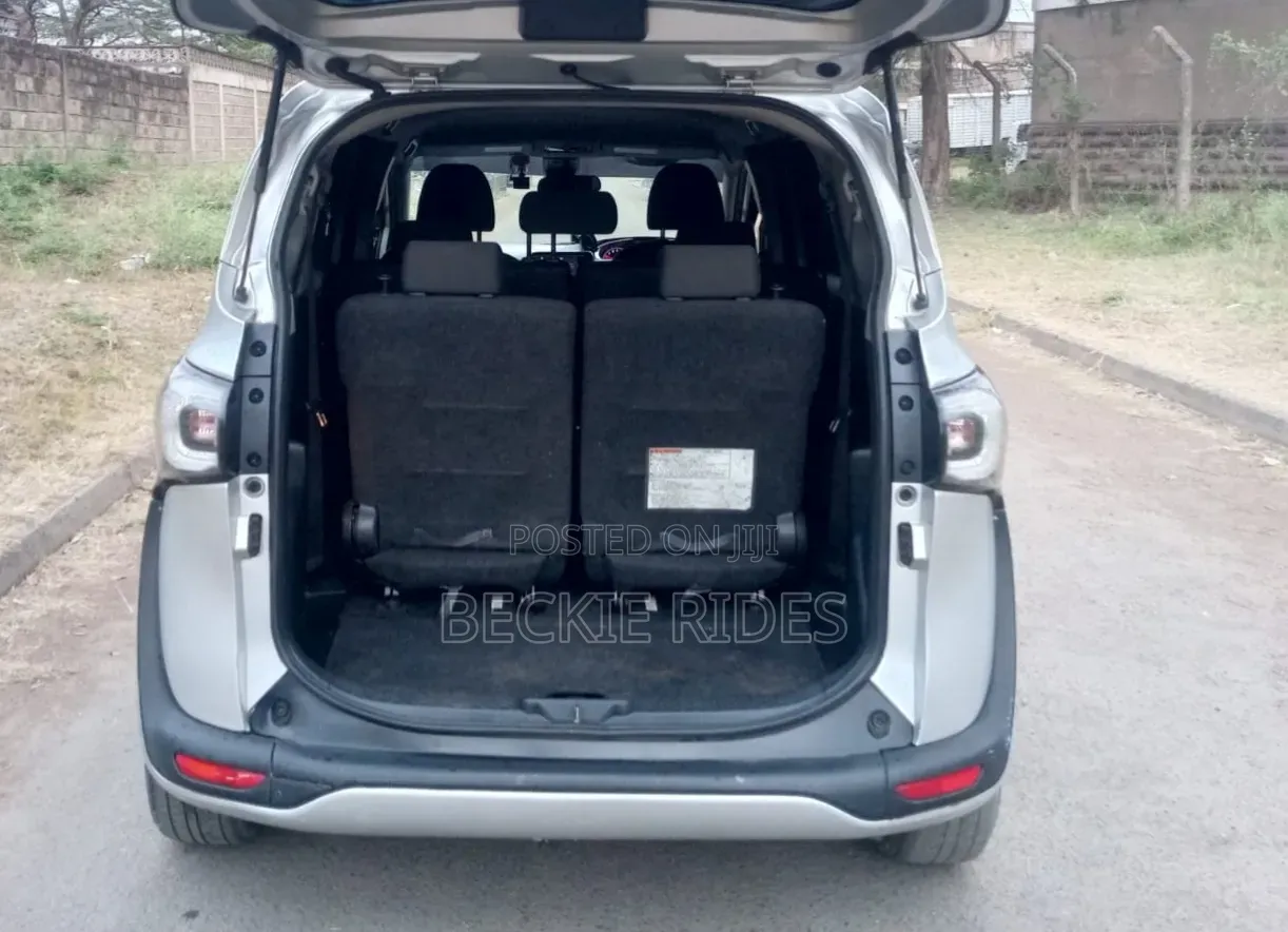 Toyota Sienta 2017 Silver
