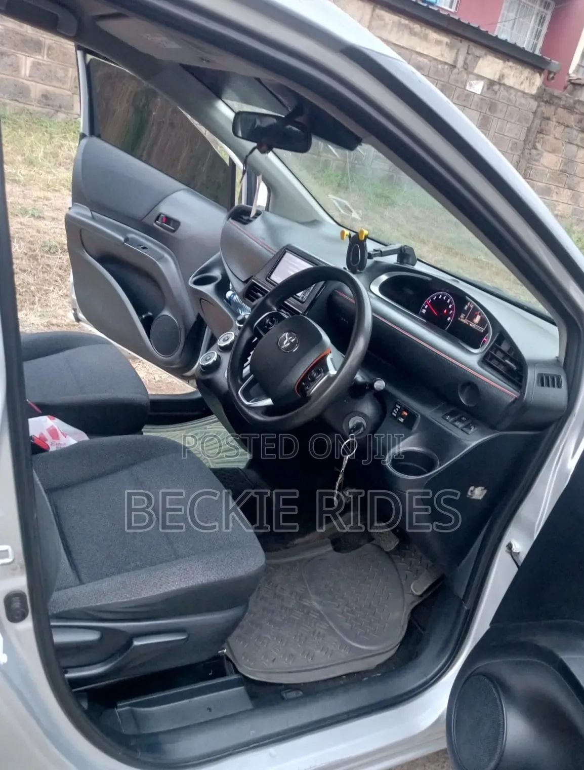 Toyota Sienta 2017 Silver