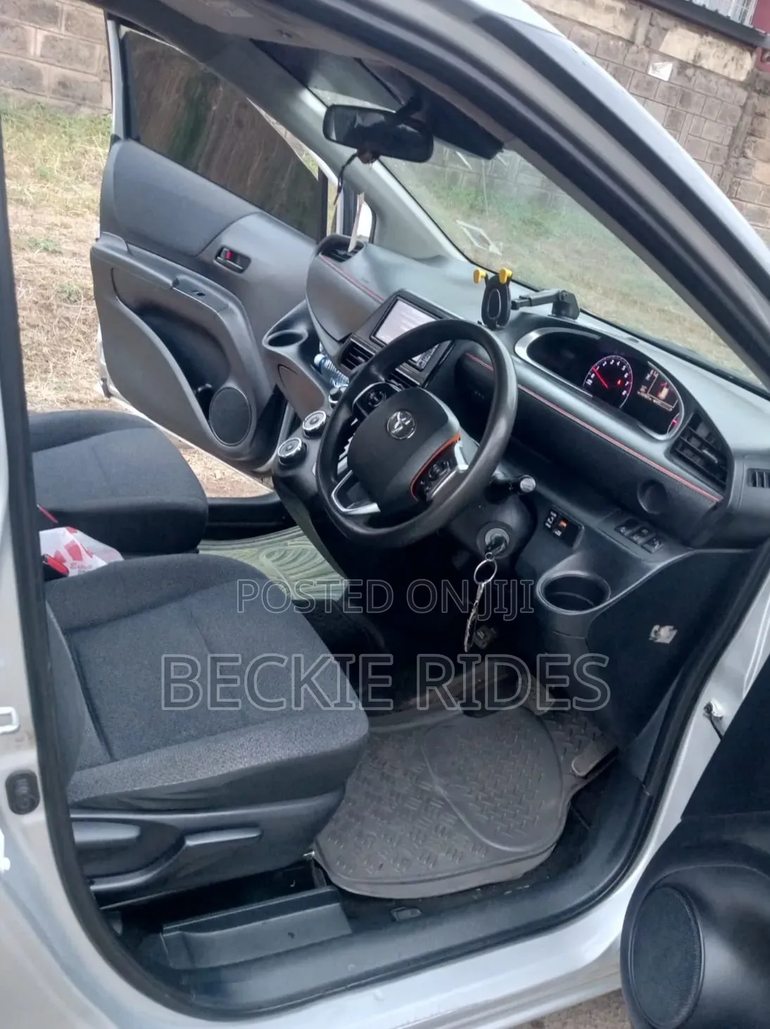 Toyota Sienta 2017 Silver