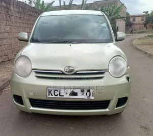 Toyota Sienta 2010 Green