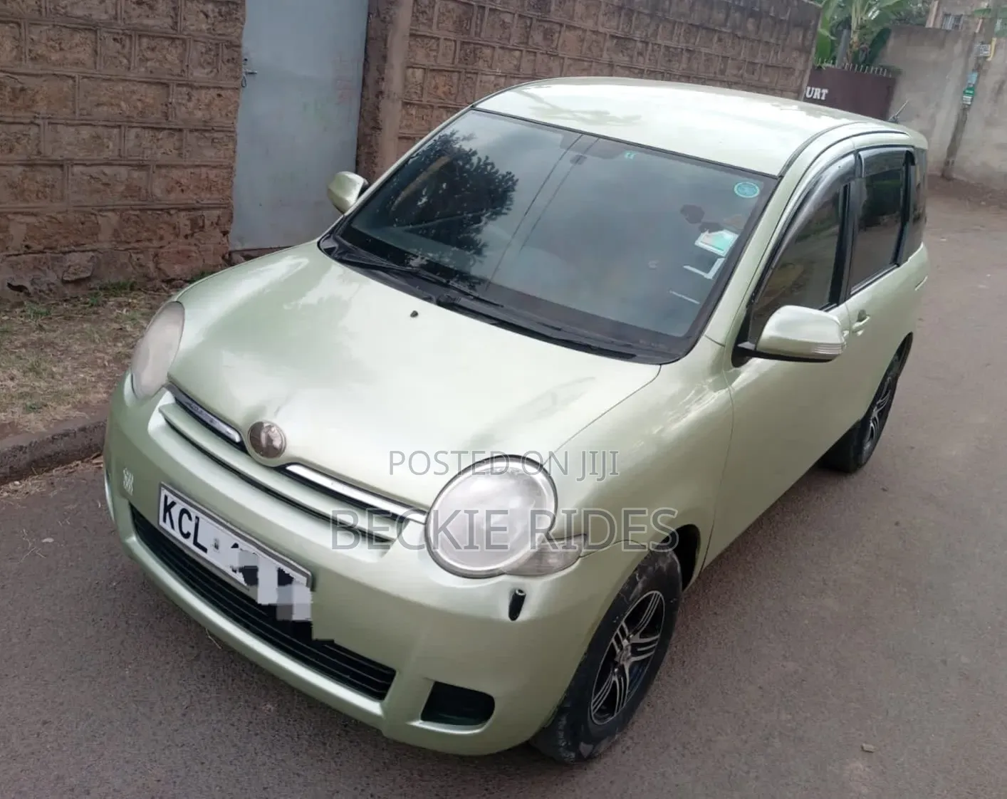 Toyota Sienta 2010 Green