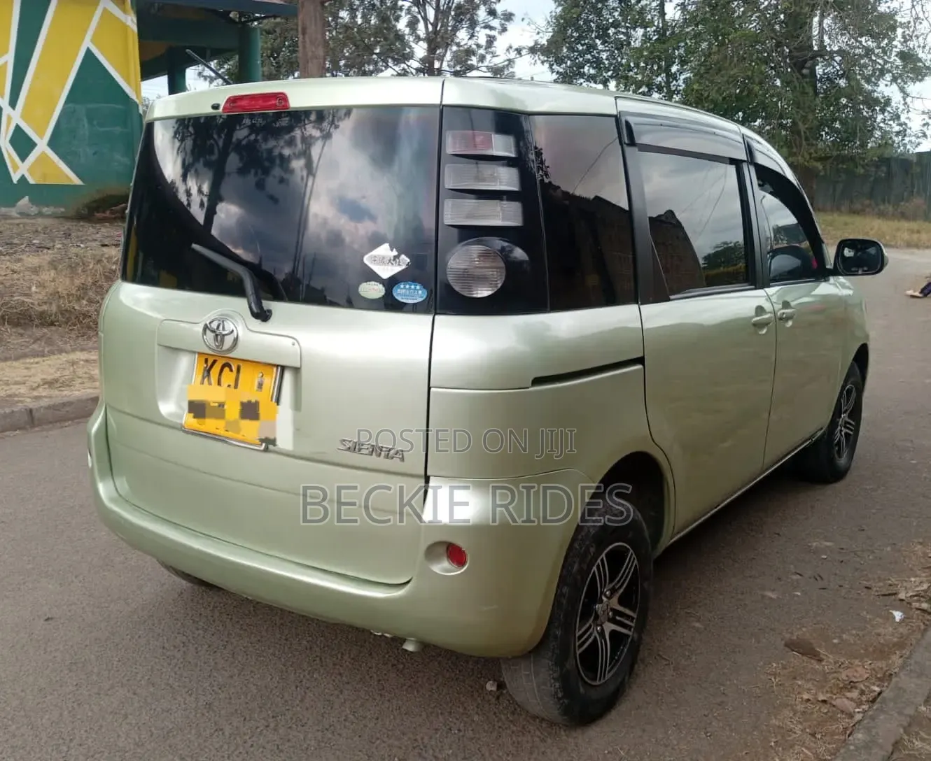 Toyota Sienta 2010 Green