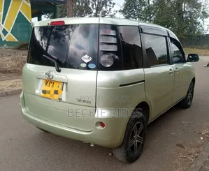 Toyota Sienta 2010 Green