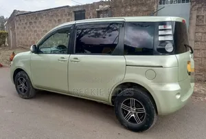 Toyota Sienta 2010 Green