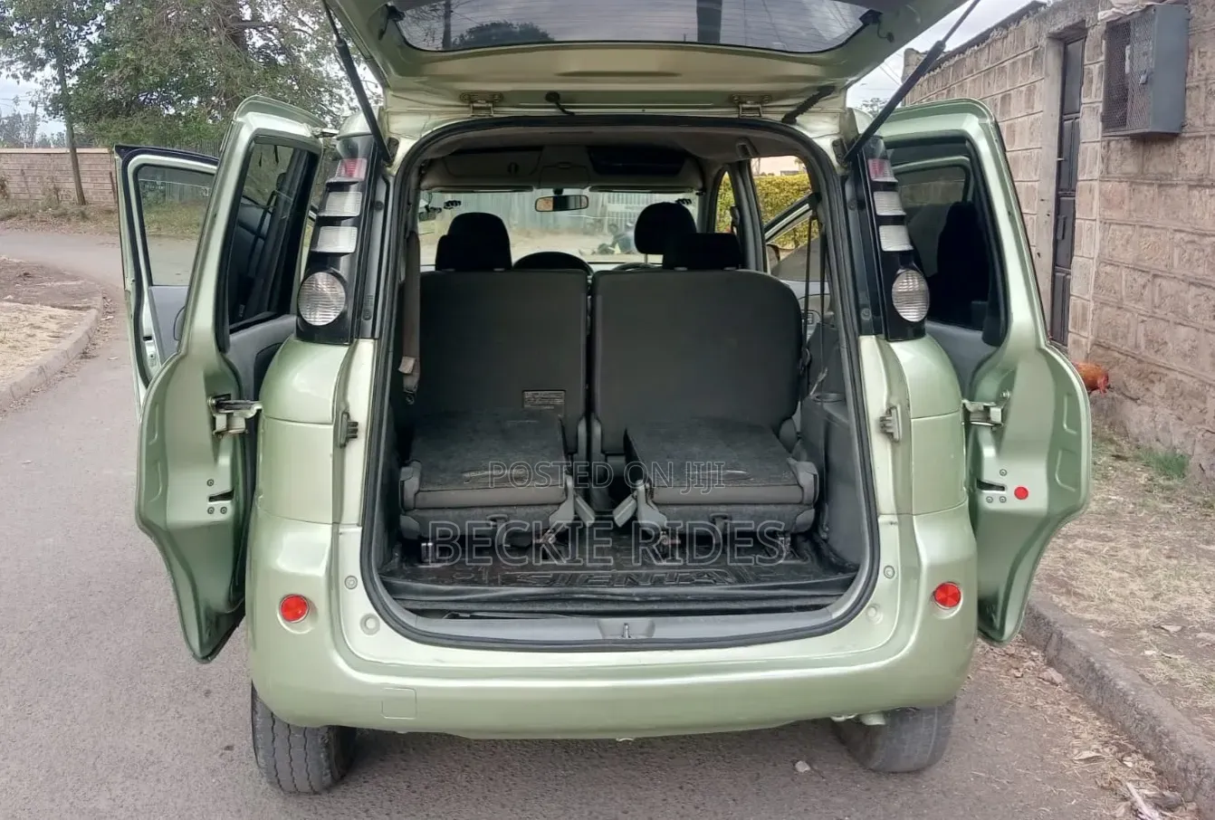 Toyota Sienta 2010 Green
