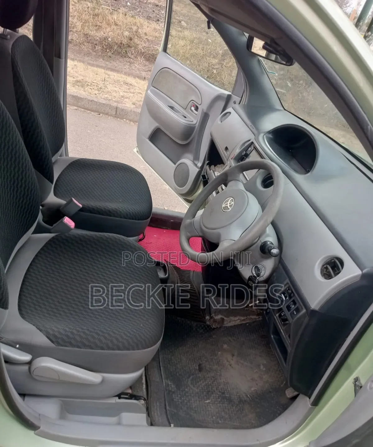 Toyota Sienta 2010 Green