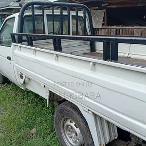 Nissan Pick-Up 1999 White