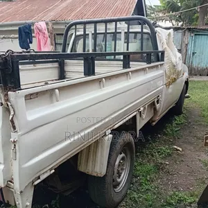 Nissan Pick-Up 1999 White