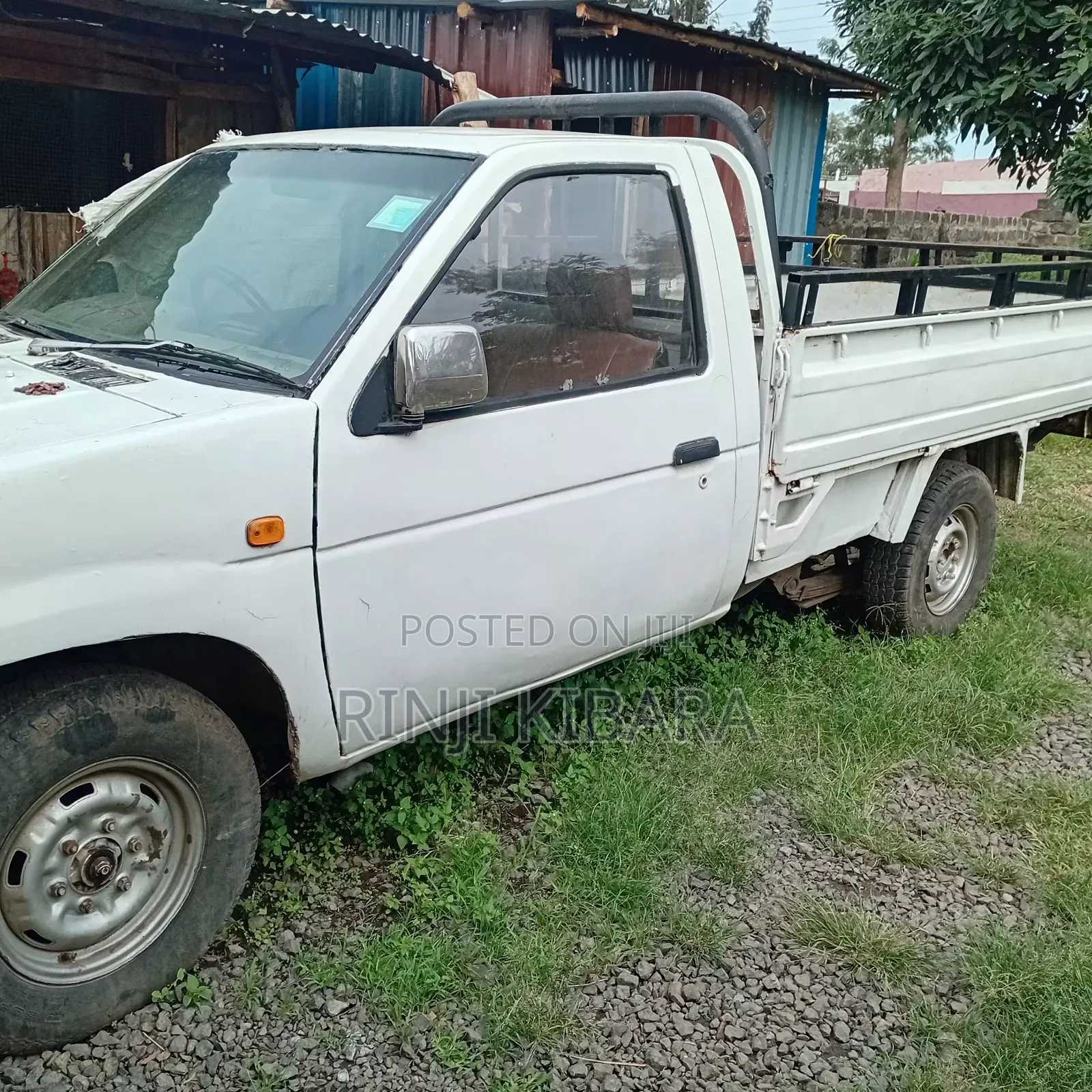Nissan Pick-Up 1999 White
