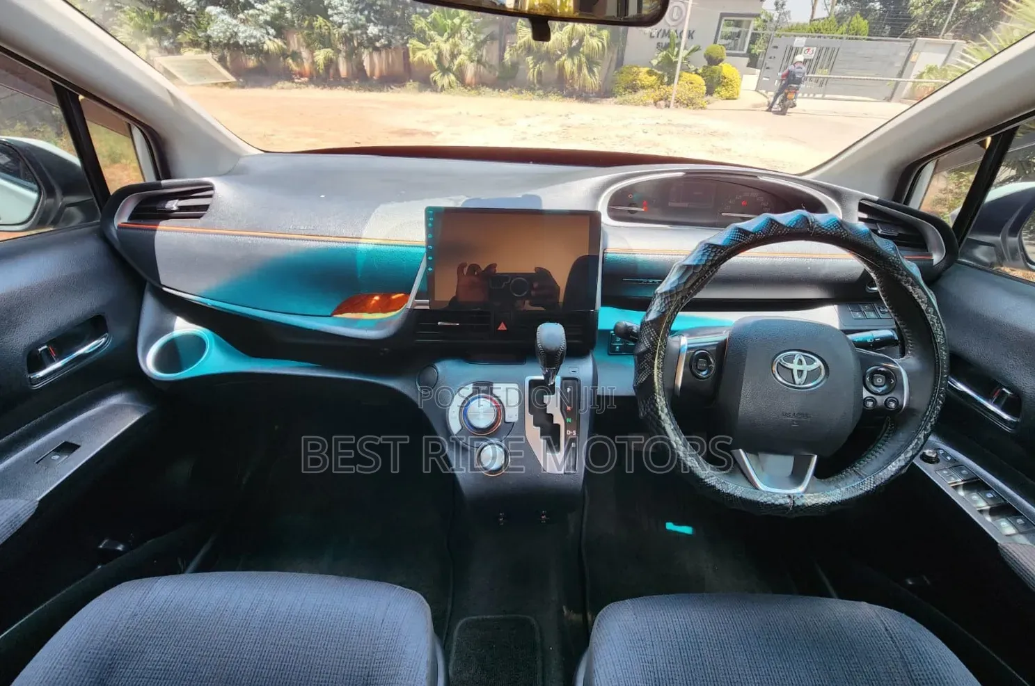 Toyota Sienta 1.5 FWD (6-seater) 2016 White