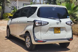 Toyota Sienta 1.5 FWD (6-seater) 2016 White