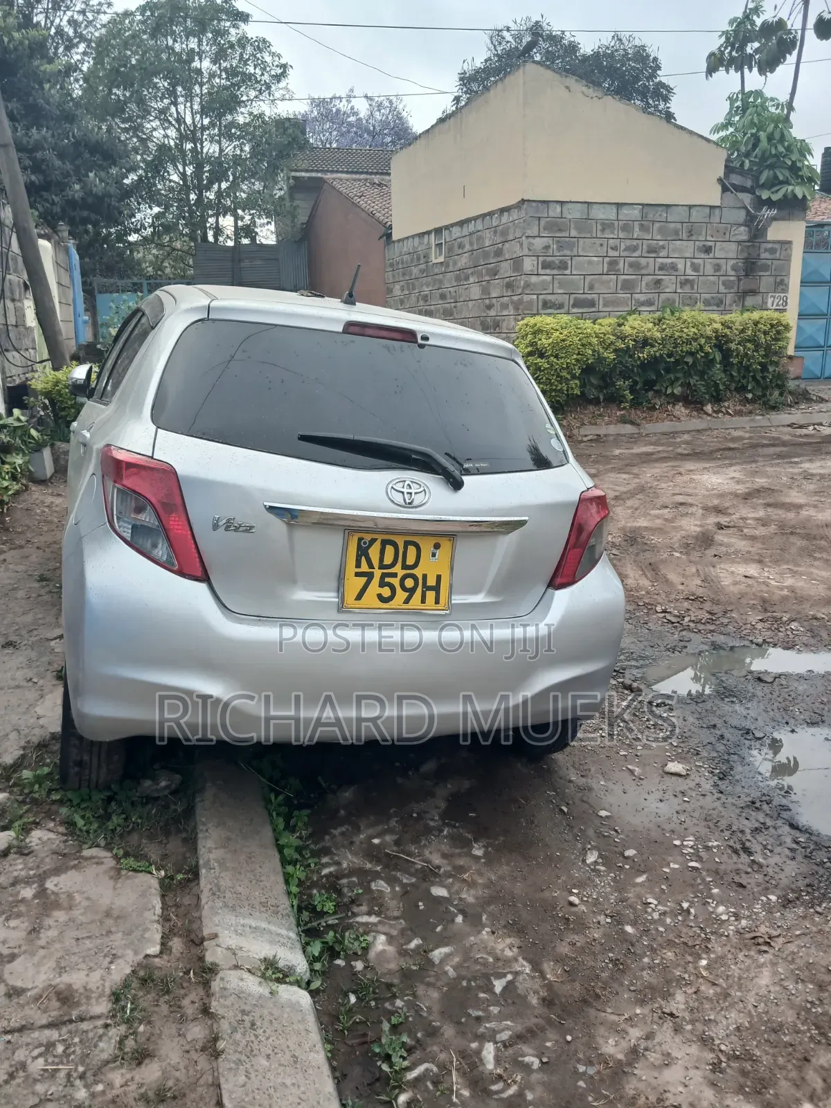 Toyota Vitz 2014 Silver