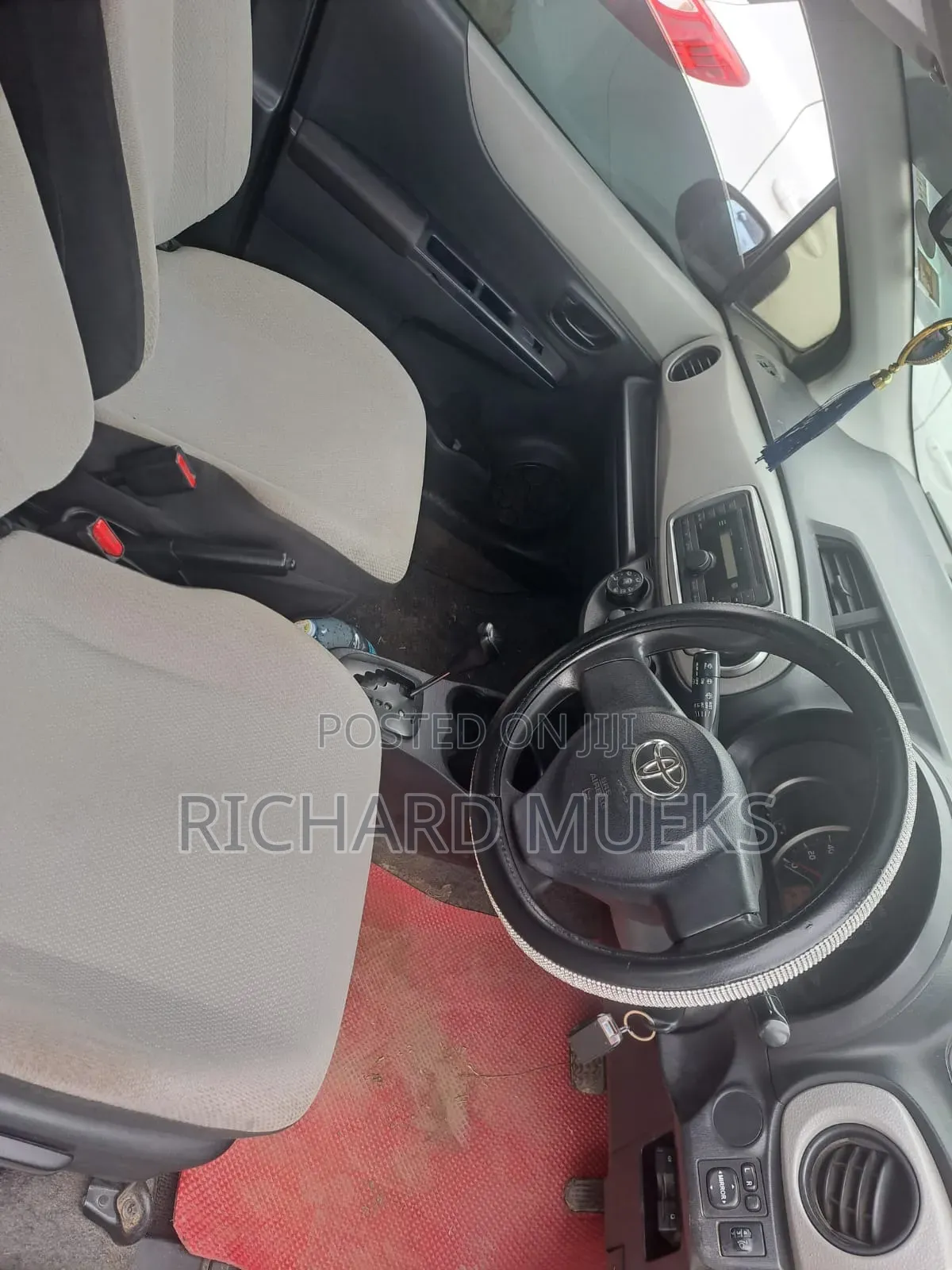Toyota Vitz 2014 Silver