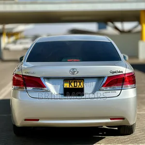 Toyota Crown 2017 Silver