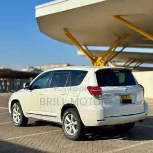Toyota Vanguard 2011 White