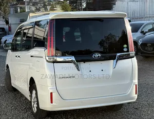 Toyota Esquire 2.0 AWD (7 seater) 2019 White