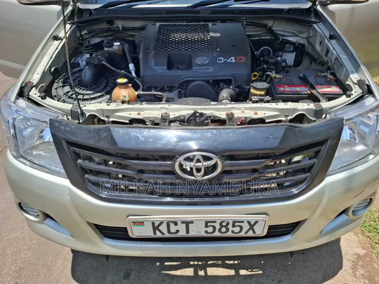 Toyota Hilux 2012 Silver