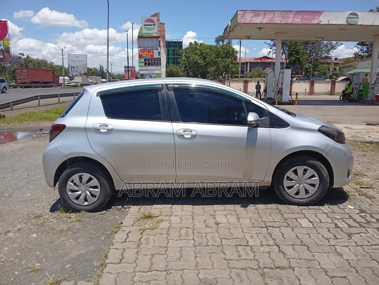Toyota Vitz 2010 Silver