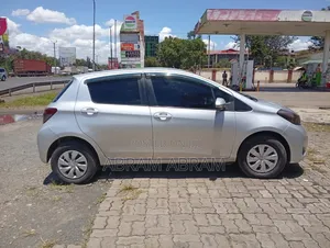 Toyota Vitz 2010 Silver