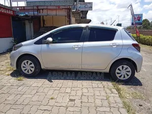 Toyota Vitz 2010 Silver