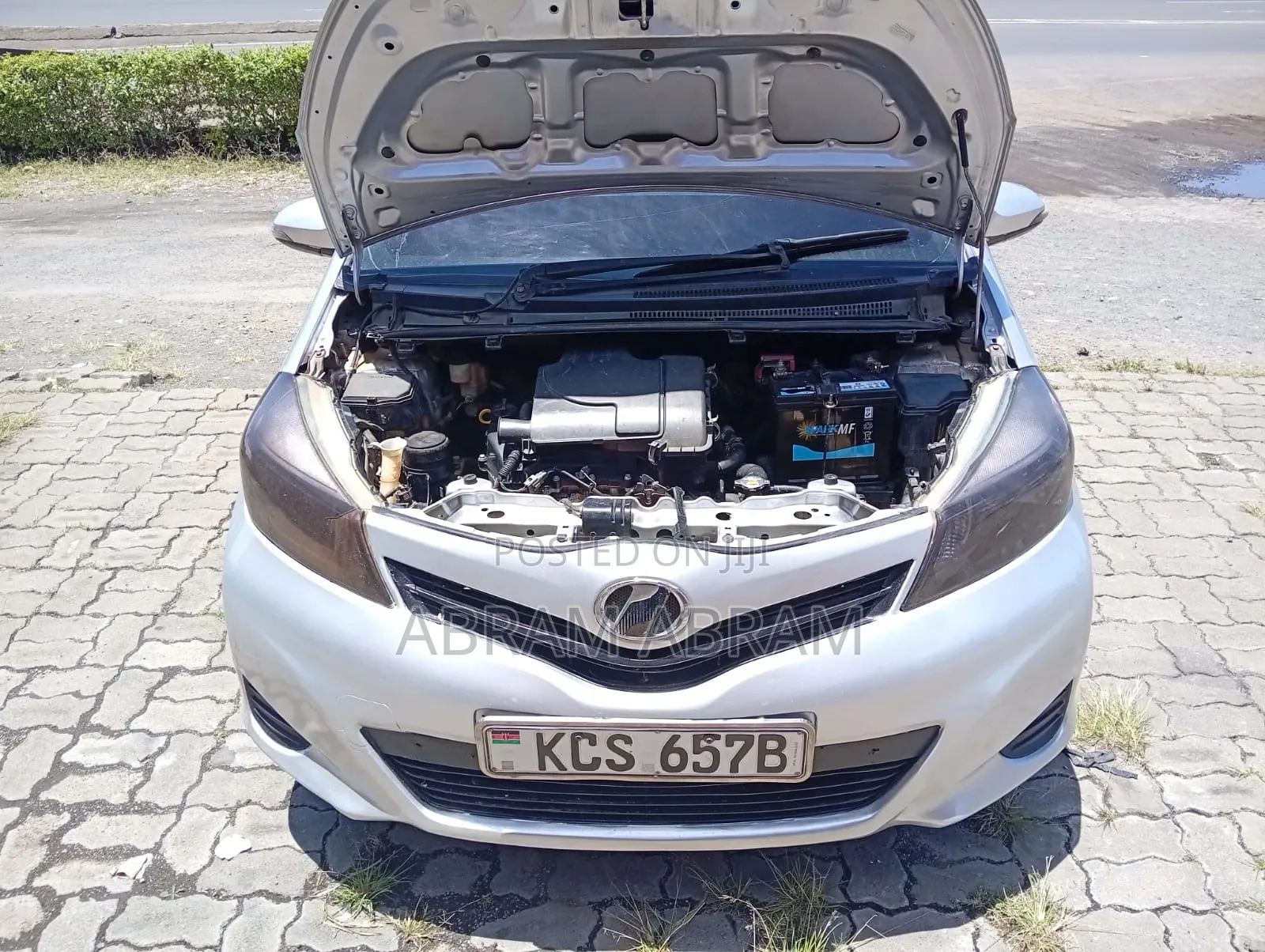 Toyota Vitz 2010 Silver