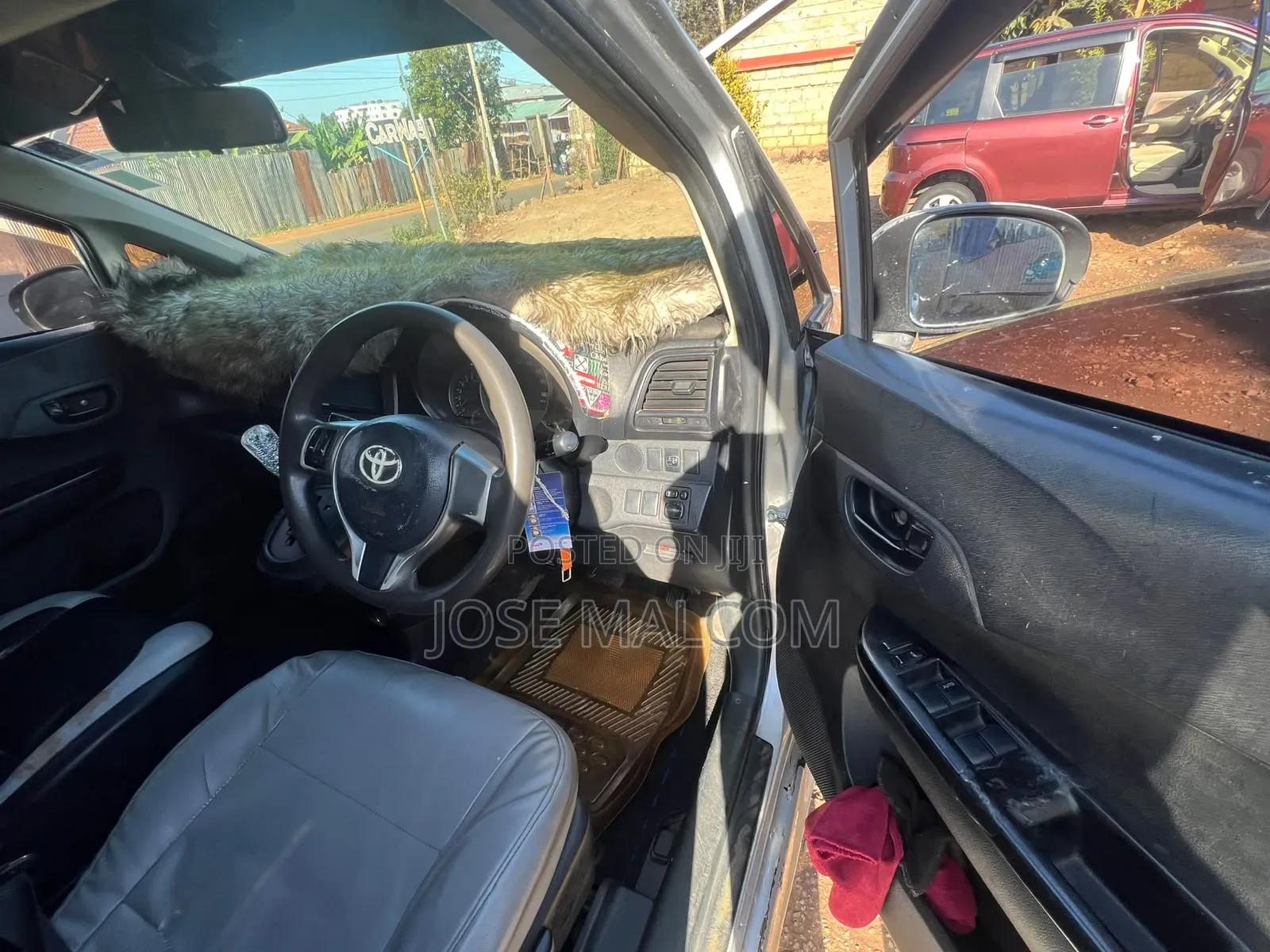 Toyota Ractis 1.3 FWD 2011 Silver